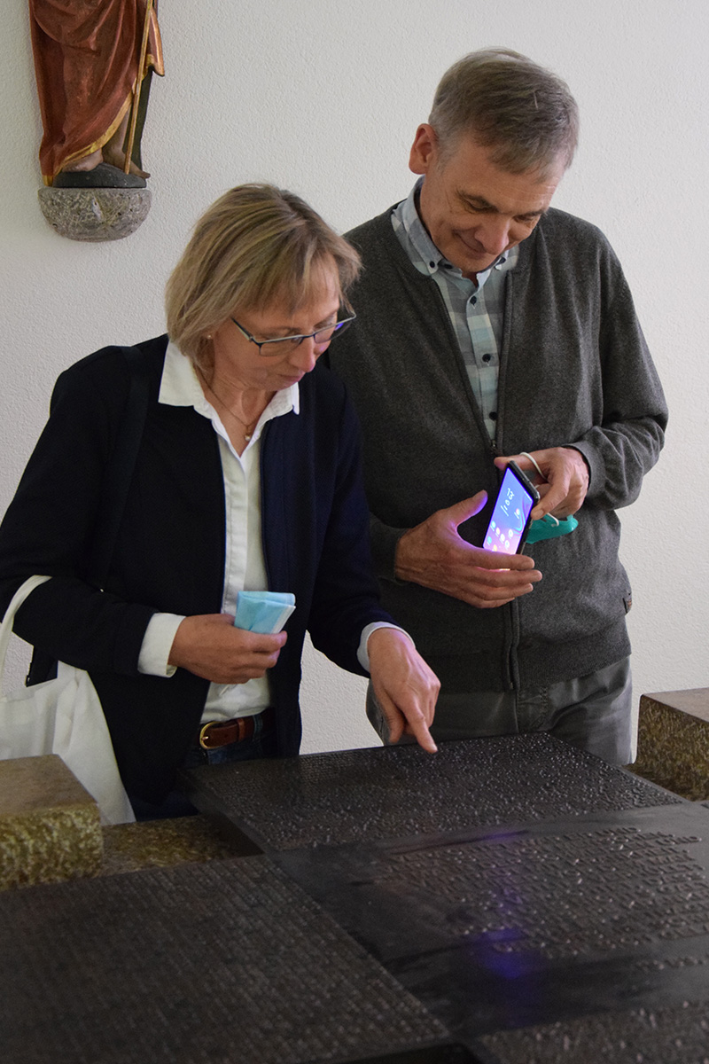 Karin Tomaszewski mit ihrem Mann am Gedenkstein